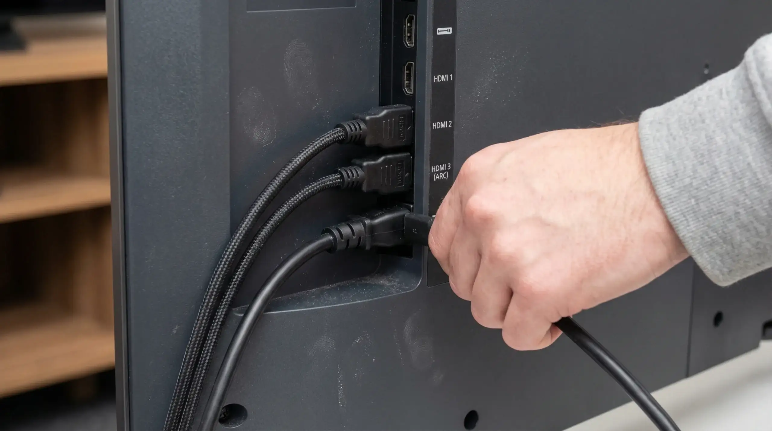 Gros plan sur les câbles et connexions à l'arrière d'un téléviseur moderne