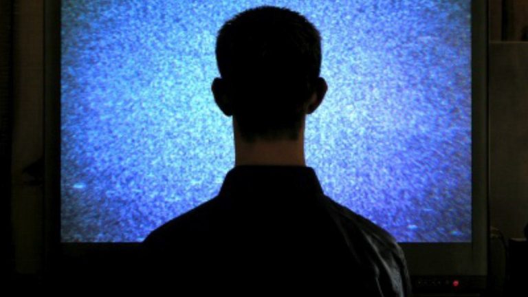 Comment réparer une télé si l’image saute ou pixellise ?